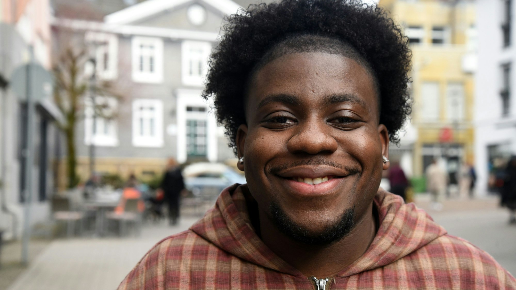 Der Influencer und Blogger Kristenvie Kisala-Kissoko im Porträt.