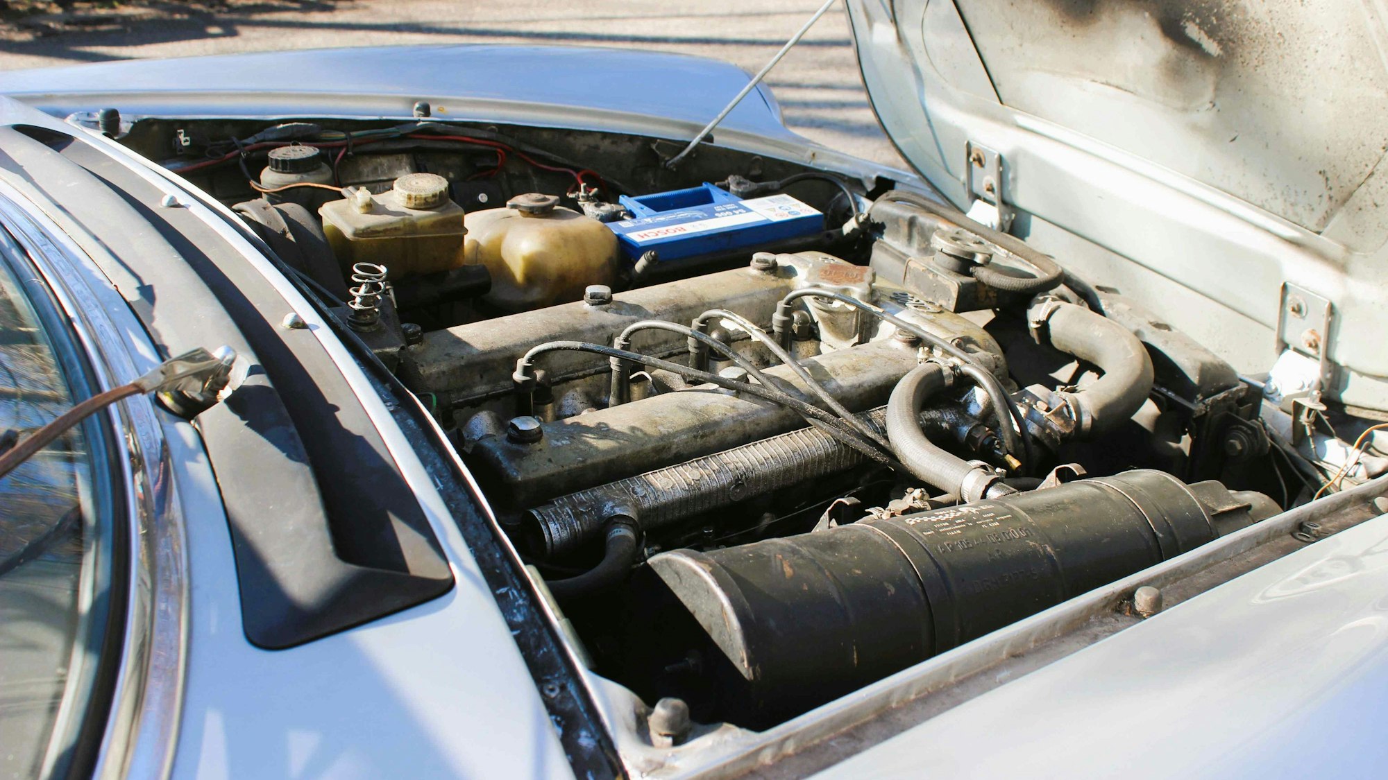 Das Bild zeigt, was der Alfa Romeo Spider unter der Motorhaube hat.