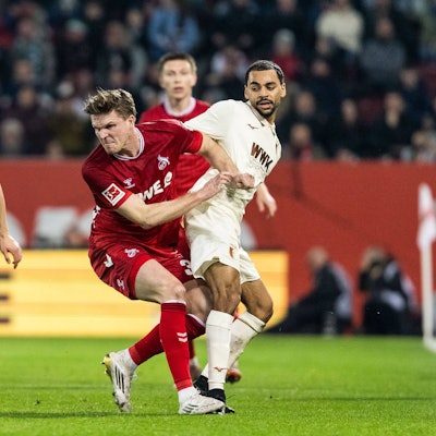 Harter Kampf: Die FC-Profis Marius Bülter und Eric Martel mit dem Augsburger Alexis Claude-Maurice