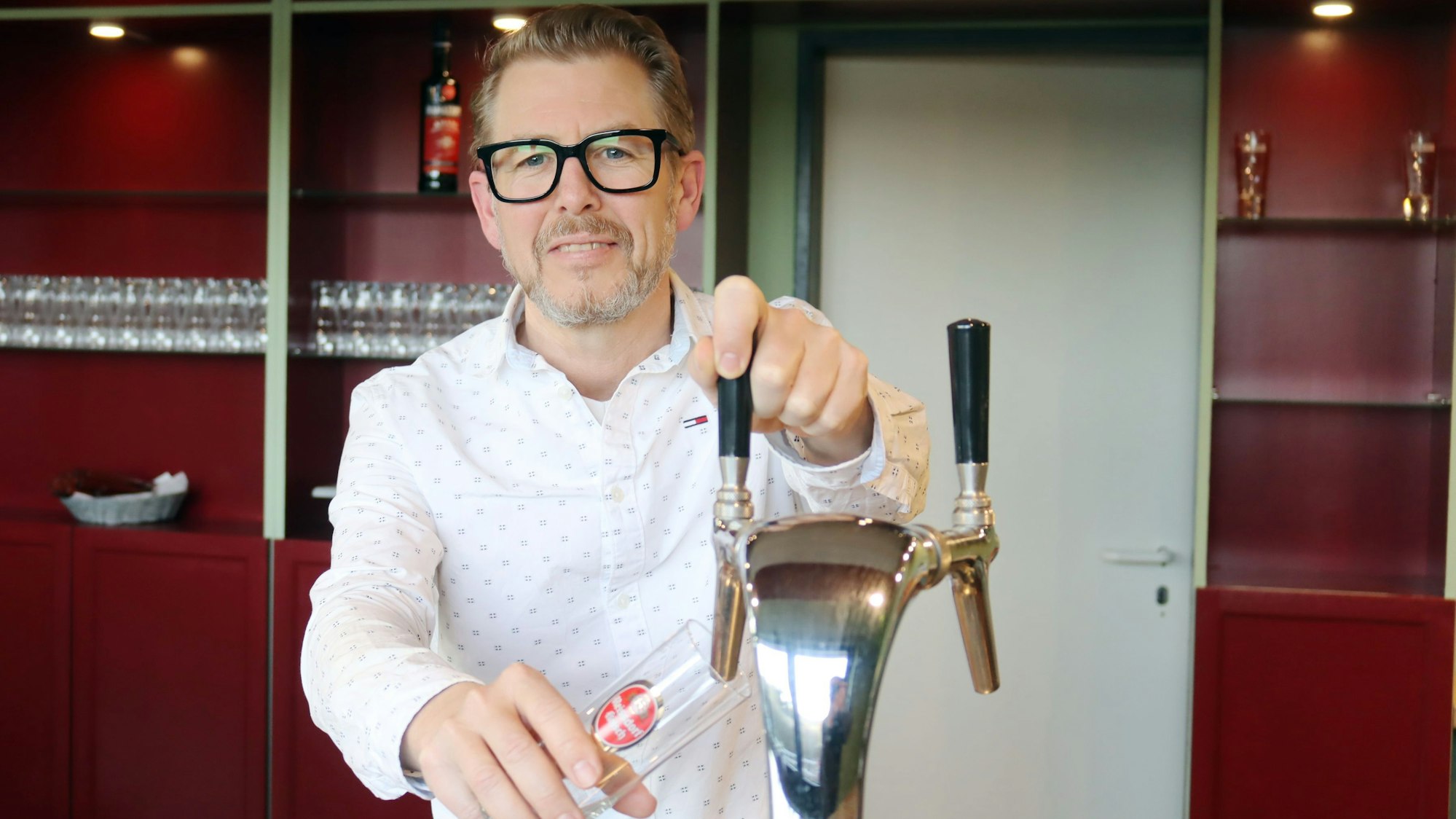 Tilman Wrede betätigt den Zapfhahn.