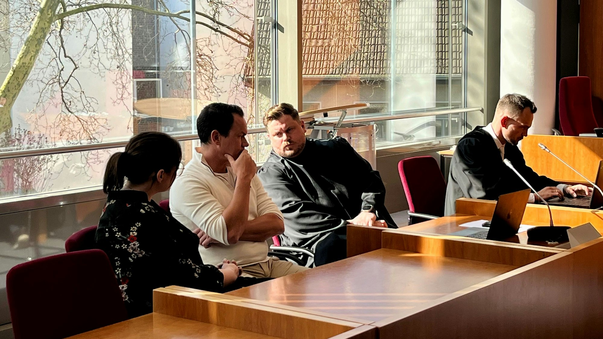 Der Rettungssanitäter (2.v.l.) war in dem Prozess vor dem Bonner Landgericht als Nebenkläger aufgetreten.