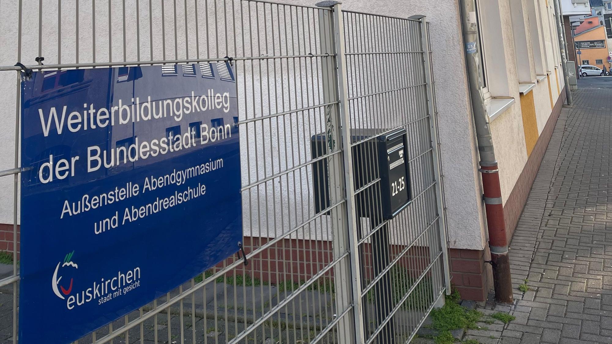 Das Bild zeigt ein Schild am Eingang des Weiterbildungskollegs.