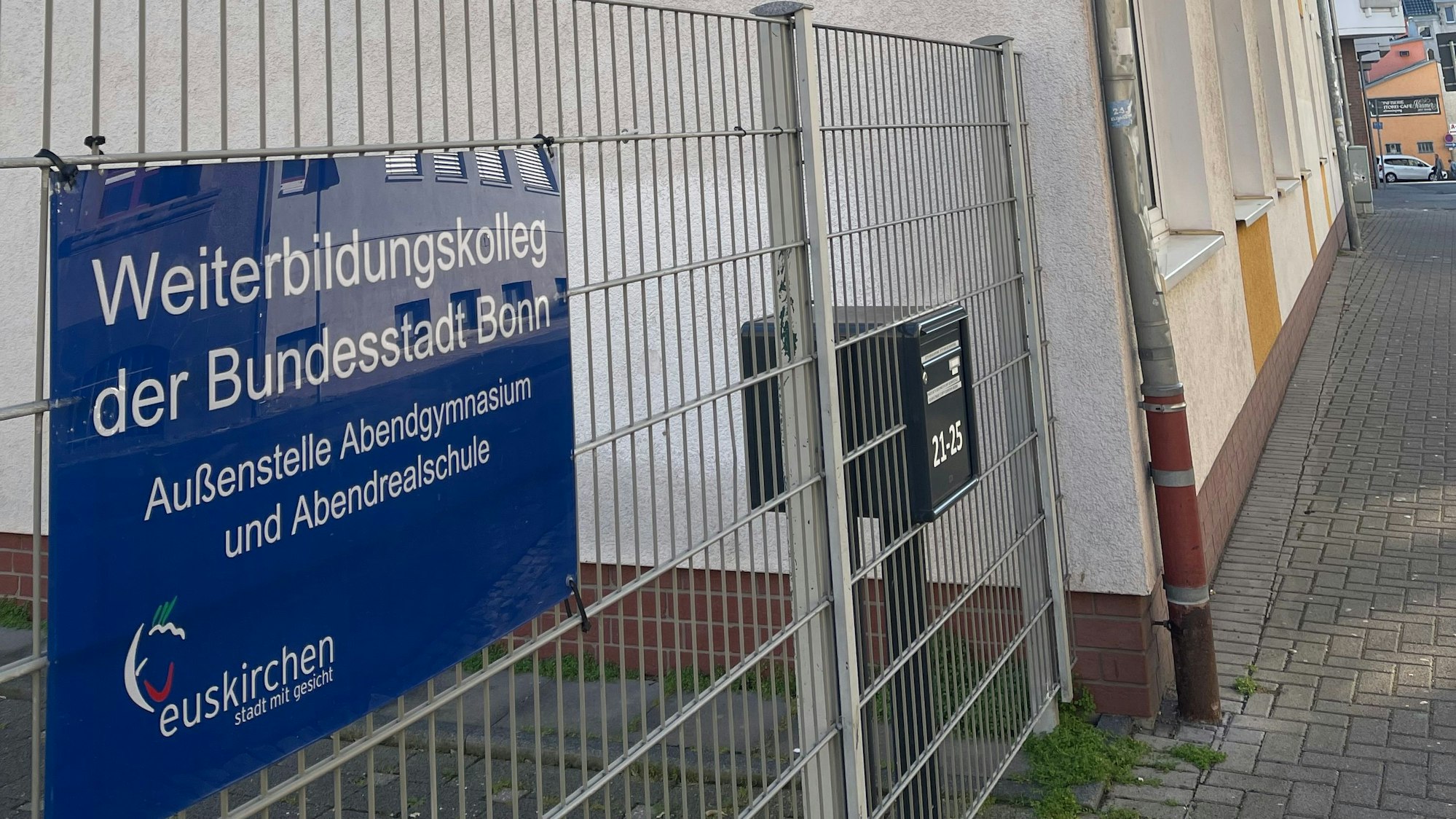 Das Bild zeigt ein Schild am Eingang des Weiterbildungskollegs.