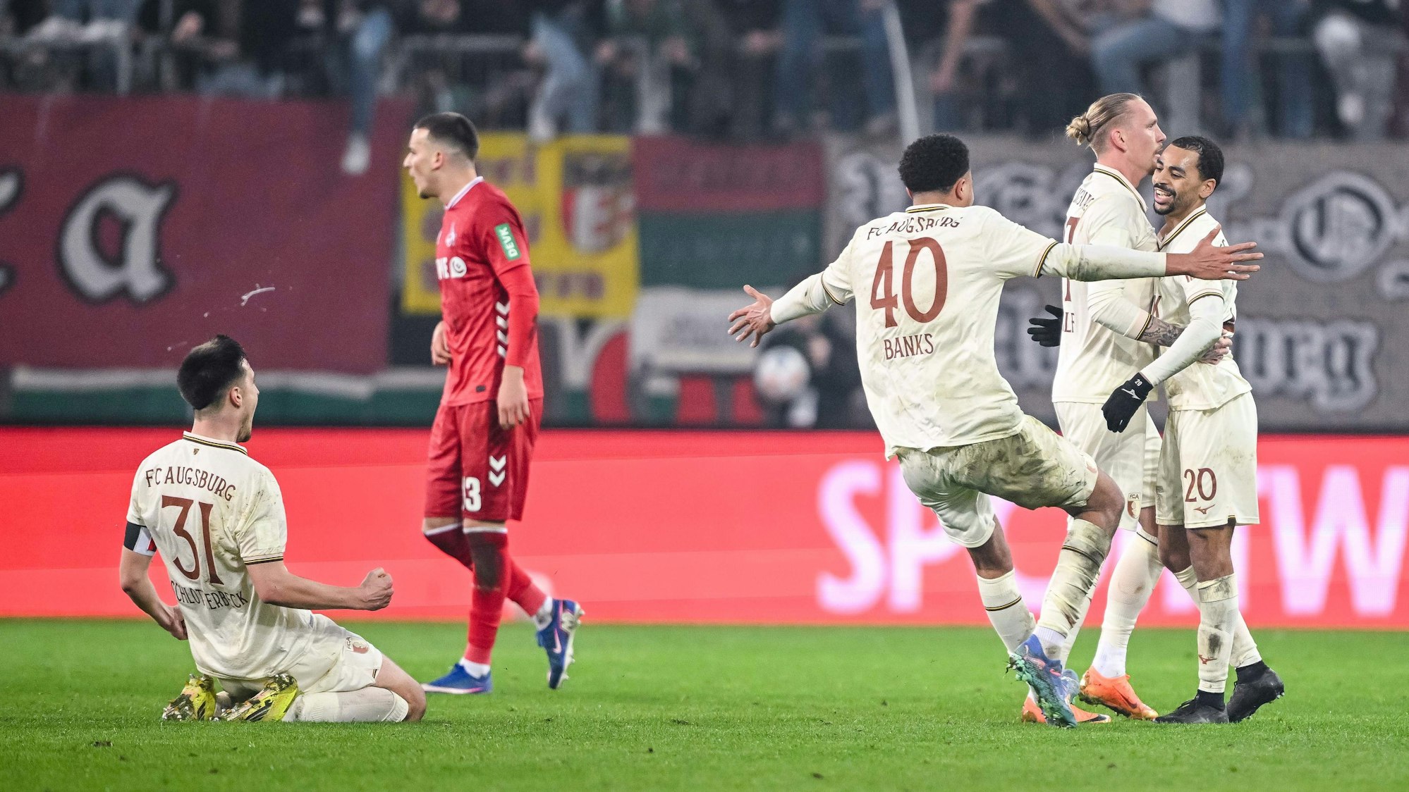 Die Entscheidung: Alexis Claude-Maurice (r.) hat tief in der Nachspielzeit zum 2:0 für Augsburg getroffen.