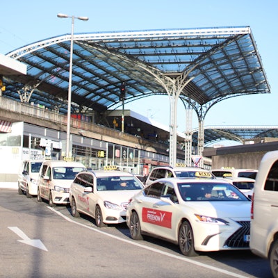 Das Bild zeigt Taxis am Breslauer Platz. (Symbolbild)