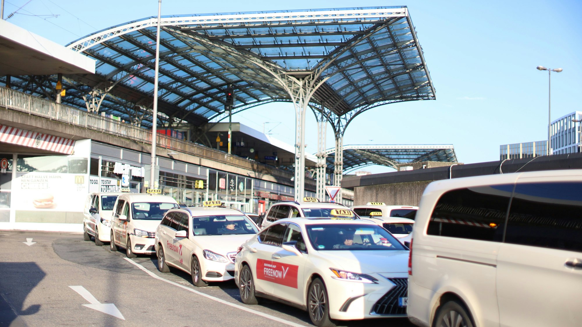 Der Taxi-Stand am Breslauer Platz in Köln: Der Streik im Nahverkehr hat begonnen – Busse und Bahnen fallen aus, Taxen warten auf Passagieren.