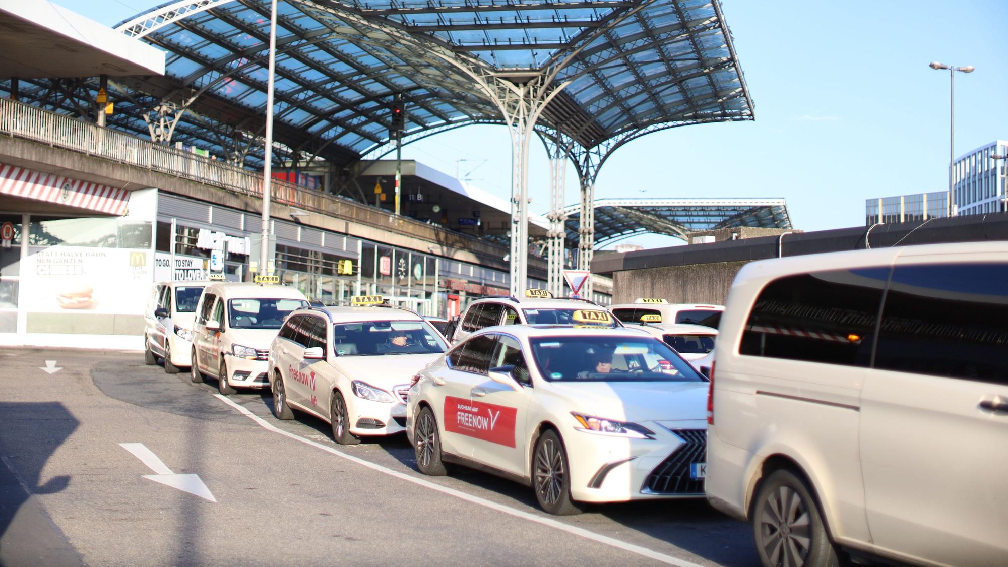 Das Bild zeigt Taxis am Breslauer Platz. (Symbolbild)