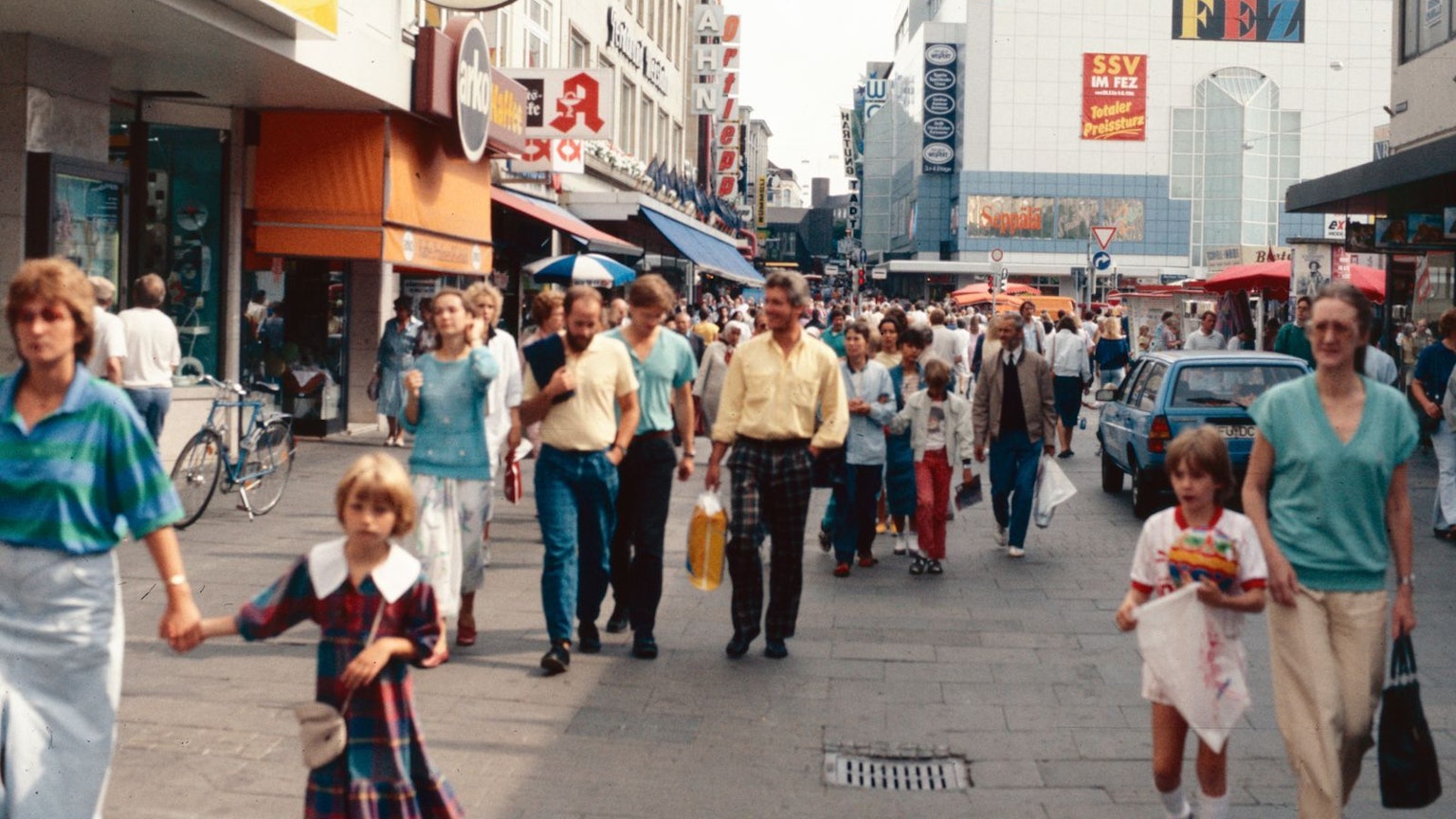 Die Kieler Fußgängerzone 1986: Mehr Kaufkraft als heute hatten die Menschen damals nicht. (Bild: iStock / ilviaggiatore)