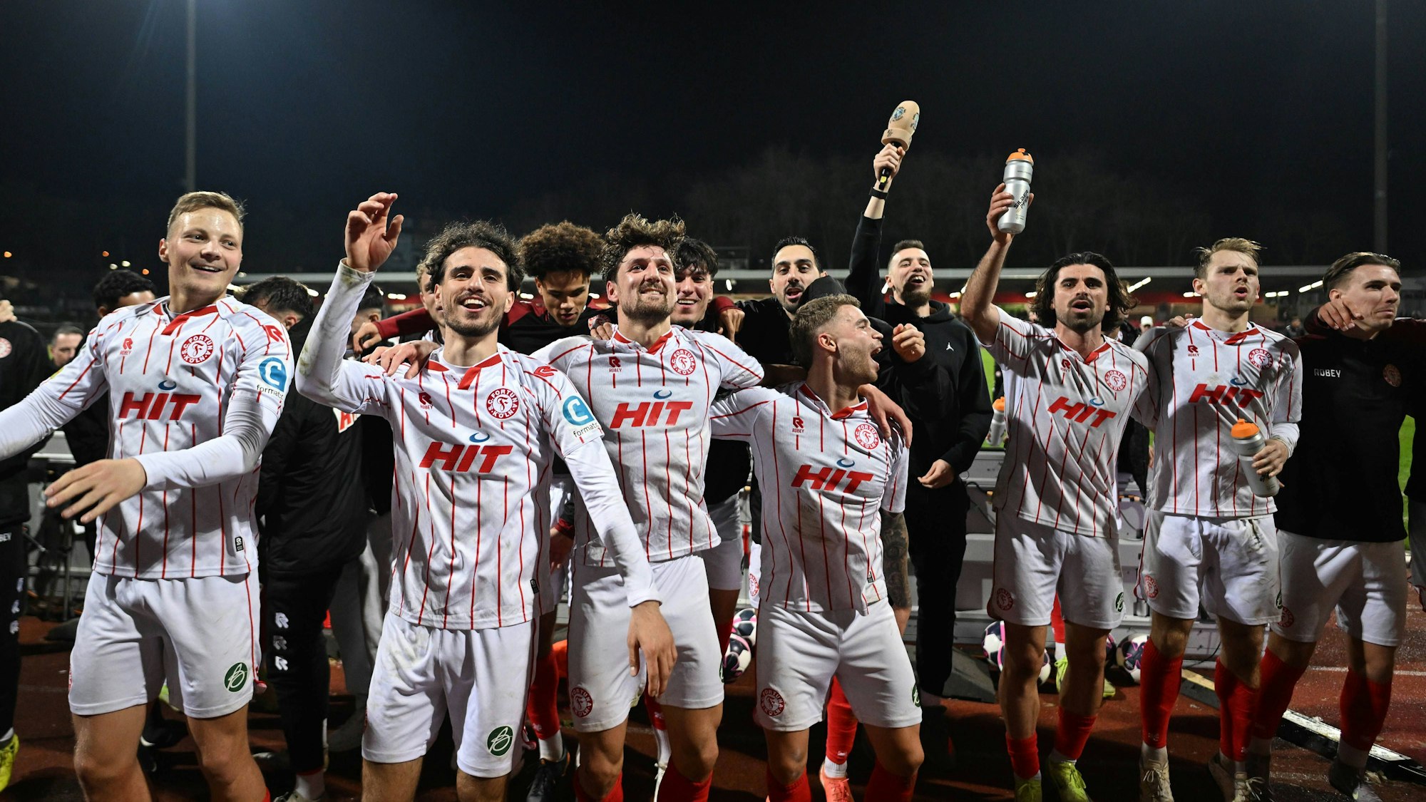 26.02.2026, xophax, Fussball - Verbands-Pokal Viertelfinale Bitburger-Pokal 2025/2026 SC Fortuna Köln gegen TSV Alemannia Aachen Fortuna Köln feiert Sieg über Alemannia Aachen. V.ln.rechts: Kevin Brechmann, Vleron Statovci , Enzo Wirtz, Tom Geerkens, David Haider Kamm Al-Azzawe , Georg Strauch und Luca Majetic alle Fortuna Köln Koeln *** 26 02 2026, xophax, Football Association Cup quarter-finals Bitburger Pokal 2025 2026 SC Fortuna Köln vs TSV Alemannia Aachen Fortuna Köln celebrates victory over Alemannia Aachen V ln right Kevin Brechmann, Vleron Statovci , Enzo Wirtz, Tom Geerkens, David Haider Kamm Al Azzawe , Georg Strauch and Luca Majetic all Fortuna Köln Koeln