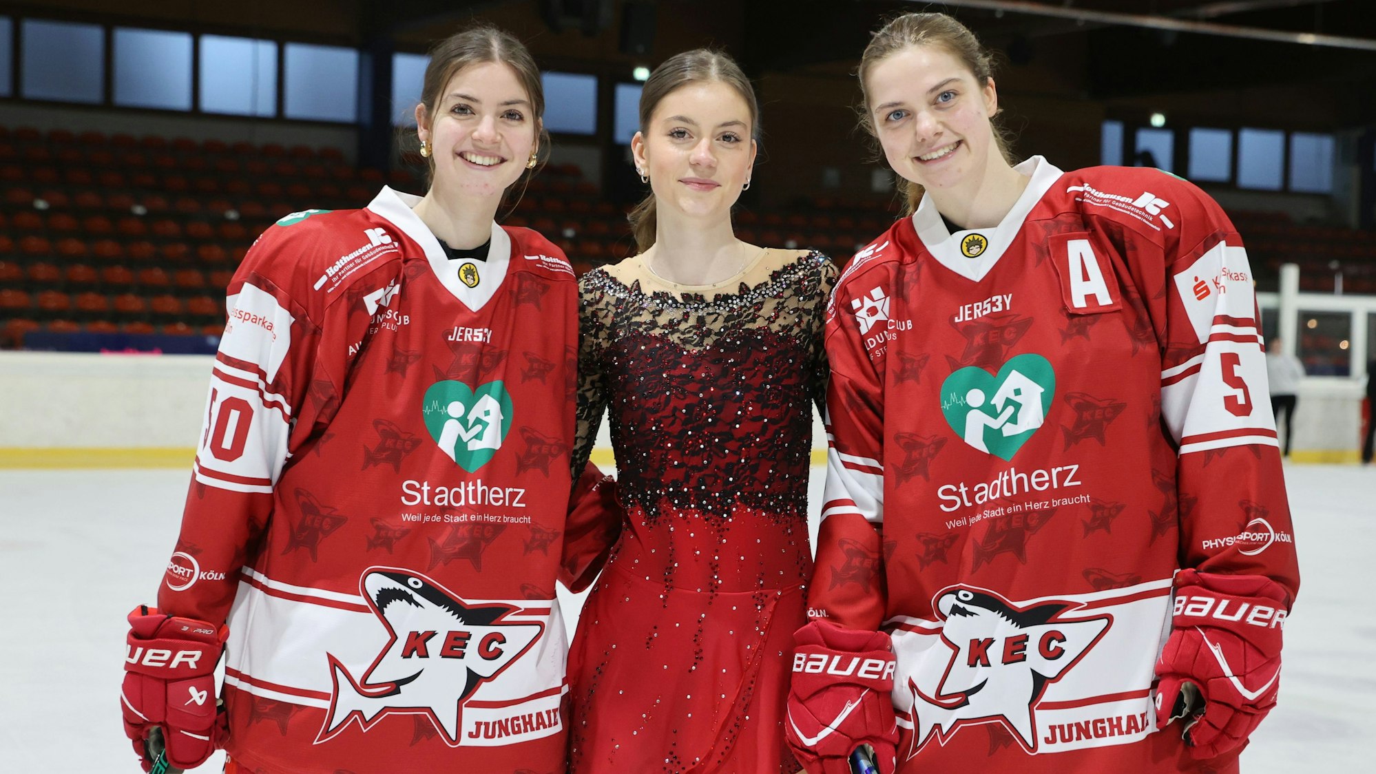 Zoe, Eleah und Naemi Bär lächeln die Kamera.