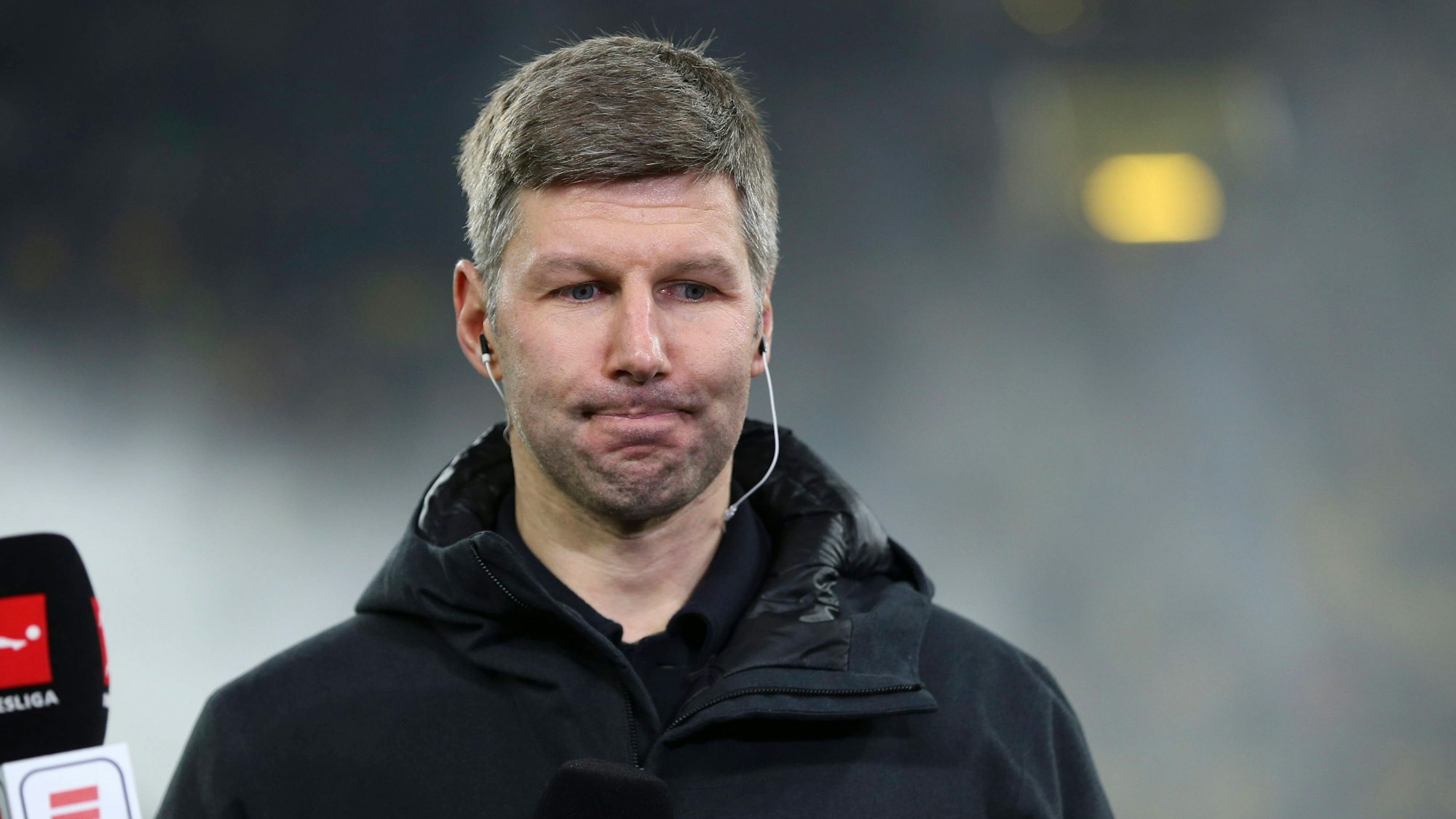 Thomas Hitzlsperger mit Mikro in der Hand.