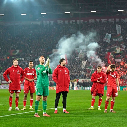 Die enttäuschten FC-Profis wurden nach der Partie von den mitgereisten FC-Fans in der Kurve eher frostig verabschiedet.