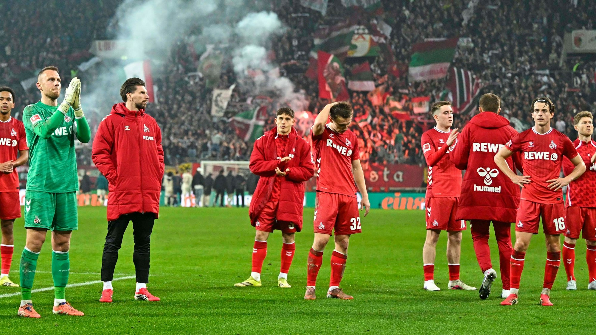 Die enttäuschten FC-Profis wurden nach der Partie von den mitgereisten FC-Fans in der Kurve eher frostig verabschiedet.