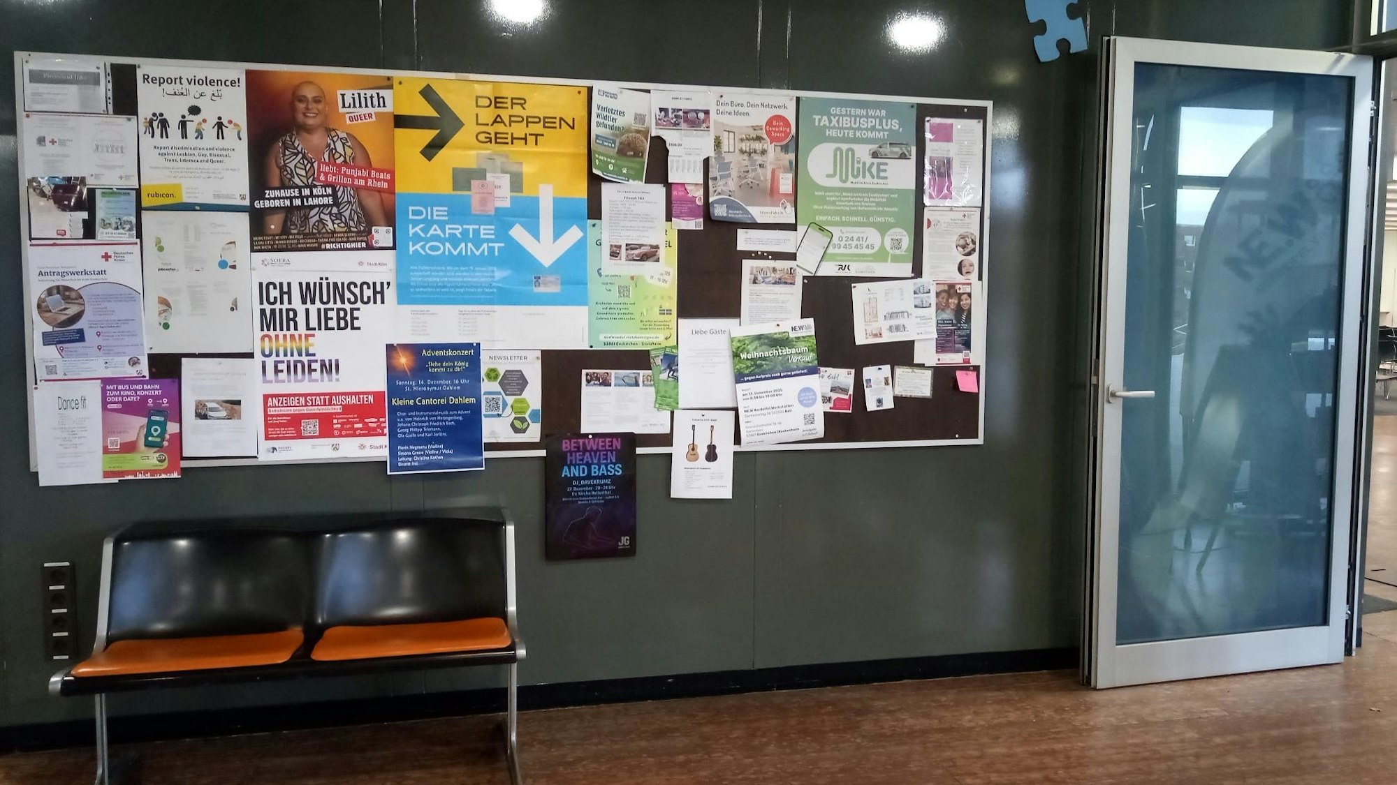 An einer Pinnwand hängen unterschiedliche Plakate.