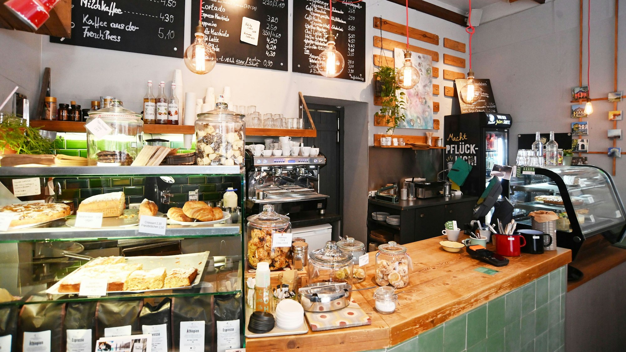 Die Ladentheke des Café Einspänner auf der Bonner Straße.