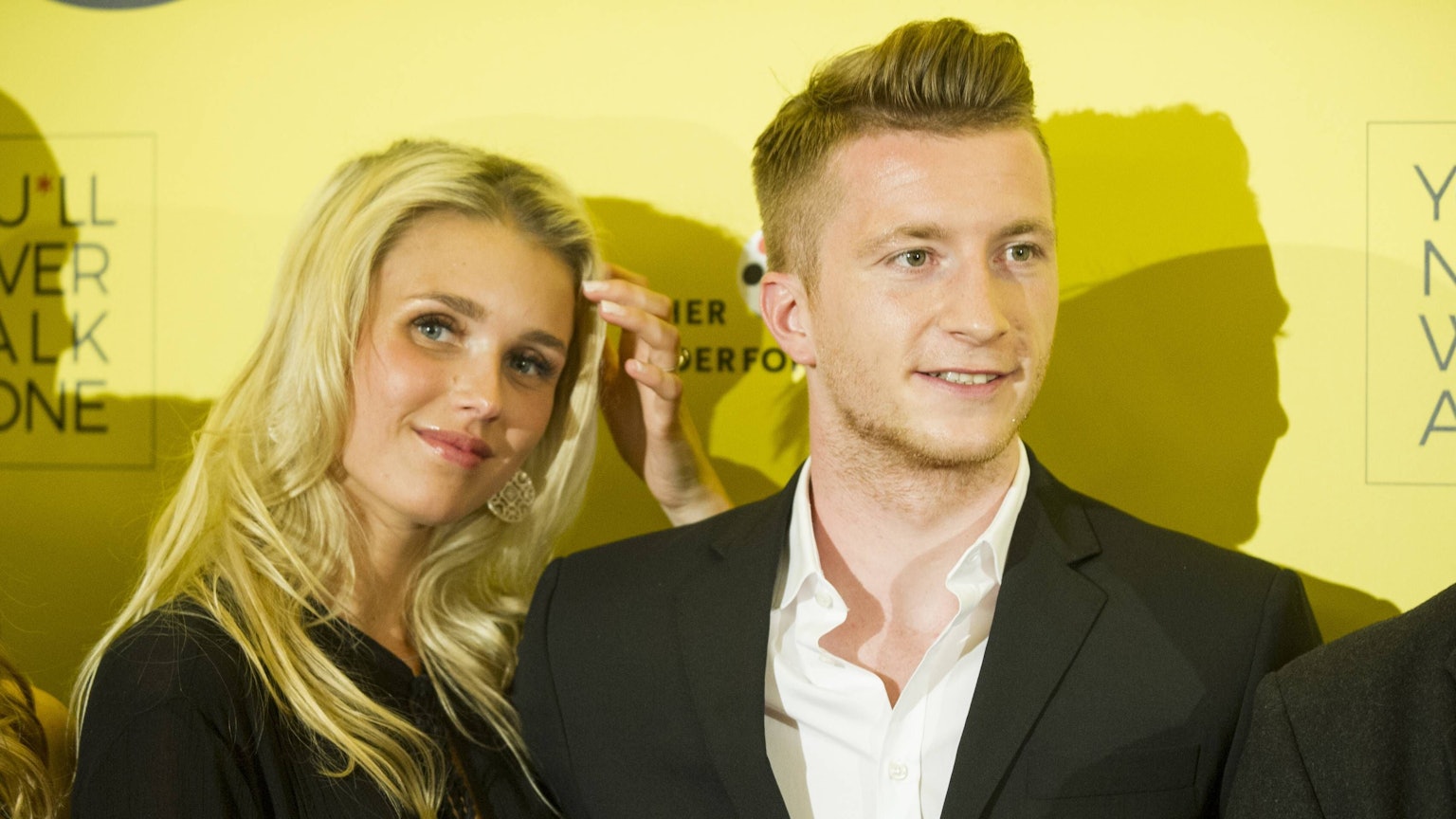 Scarlett Gartmann und Marco Reus posieren.