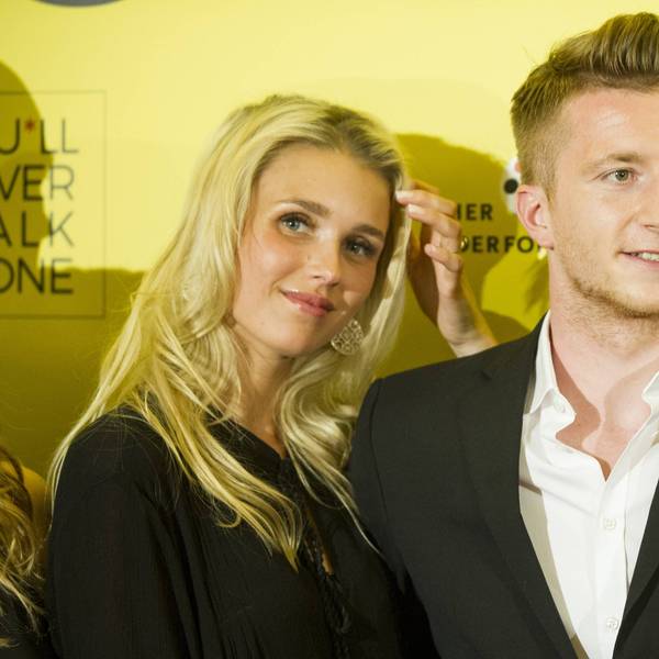 Scarlett Gartmann und Marco Reus posieren.