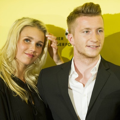 Scarlett Gartmann und Marco Reus posieren.