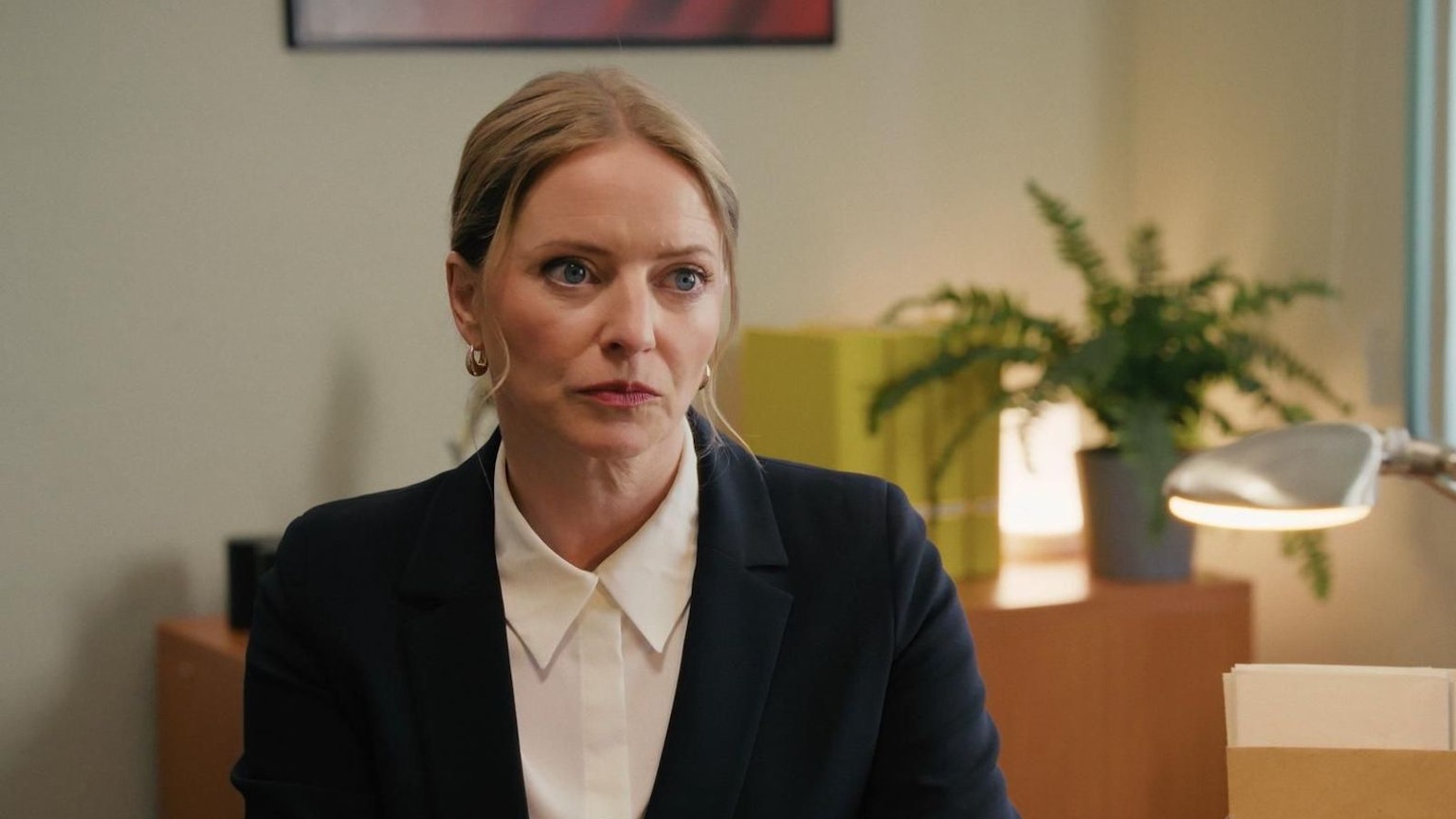 In der neuen SAT.1 Vorabendserie „Ein Hof zum Verlieben“ verkörpert Diana Staehly die Anwältin Laura Albers, die unerwartet einen Apfelhof erbt. (Bild: Joyn)