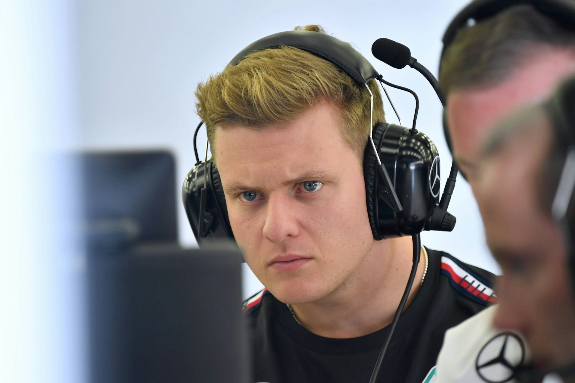 Mick Schumacher schaut konzentriert.