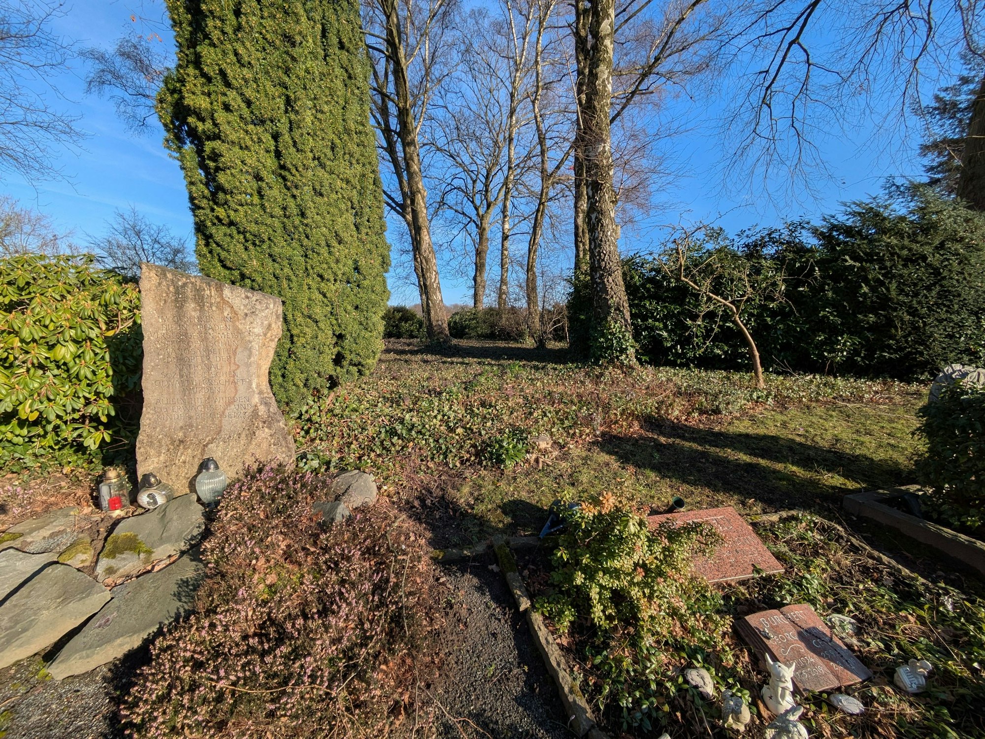 Der Gedenkstein am Rand des Massengrabs für die Zwangsarbeiter