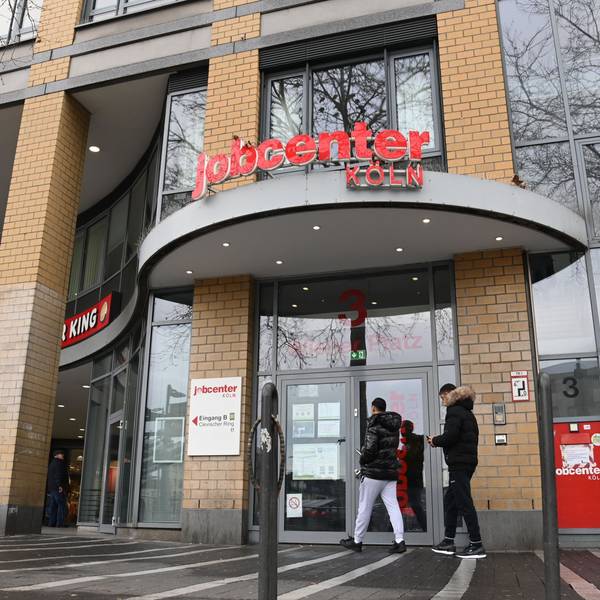10.02.2026 Köln. Das Jobcenter Köln kümmert sich mit besonderer Kraft um junge Arbeitslose unter25 Jahren. Wie das aussieht, beobachten wir am Wiener Platz. Foto: Alexander Schwaiger