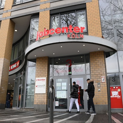 10.02.2026 Köln. Das Jobcenter Köln kümmert sich mit besonderer Kraft um junge Arbeitslose unter25 Jahren. Wie das aussieht, beobachten wir am Wiener Platz. Foto: Alexander Schwaiger