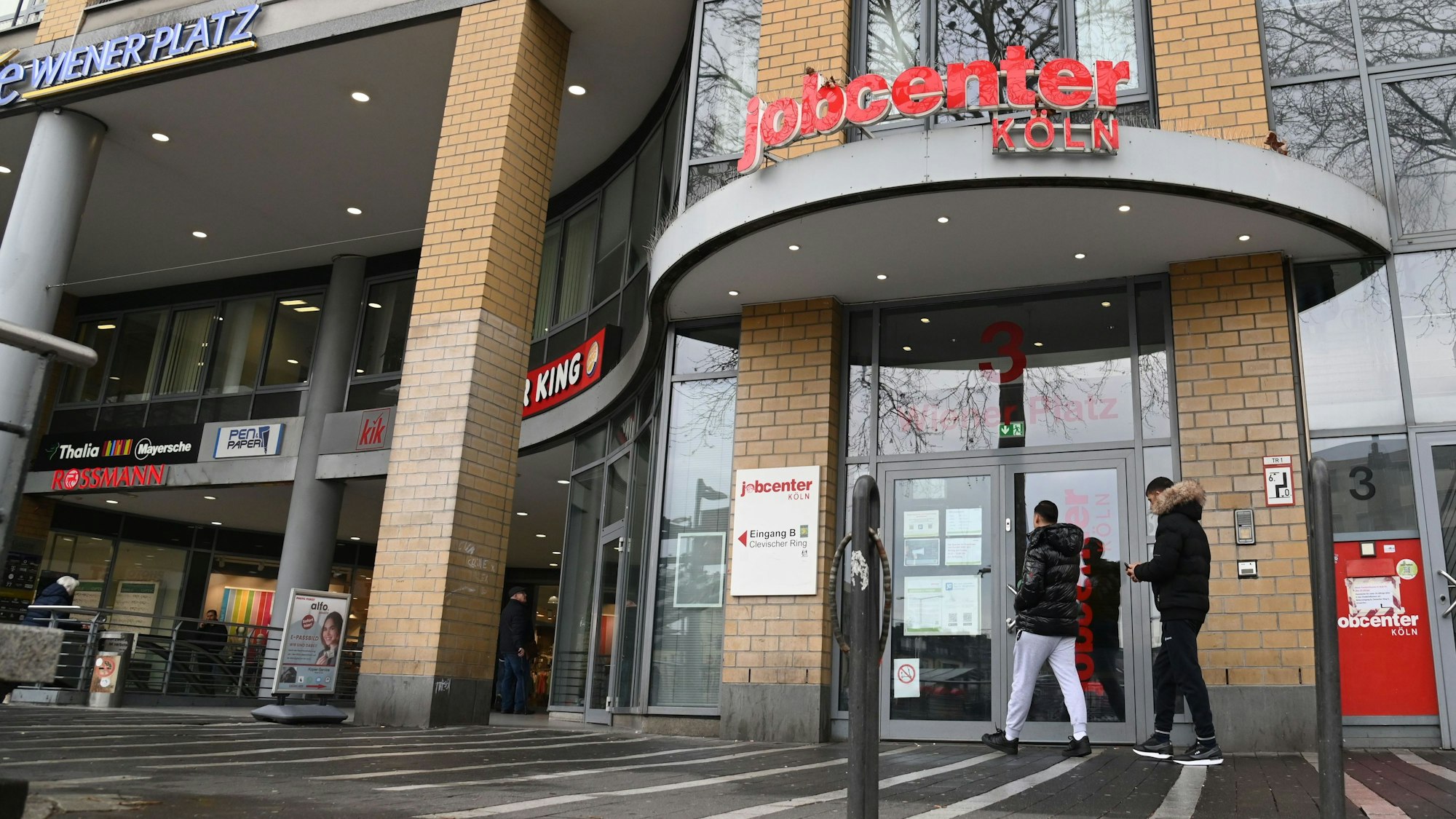 10.02.2026 Köln. Das Jobcenter Köln kümmert sich mit besonderer Kraft um junge Arbeitslose unter25 Jahren. Wie das aussieht, beobachten wir am Wiener Platz. Foto: Alexander Schwaiger