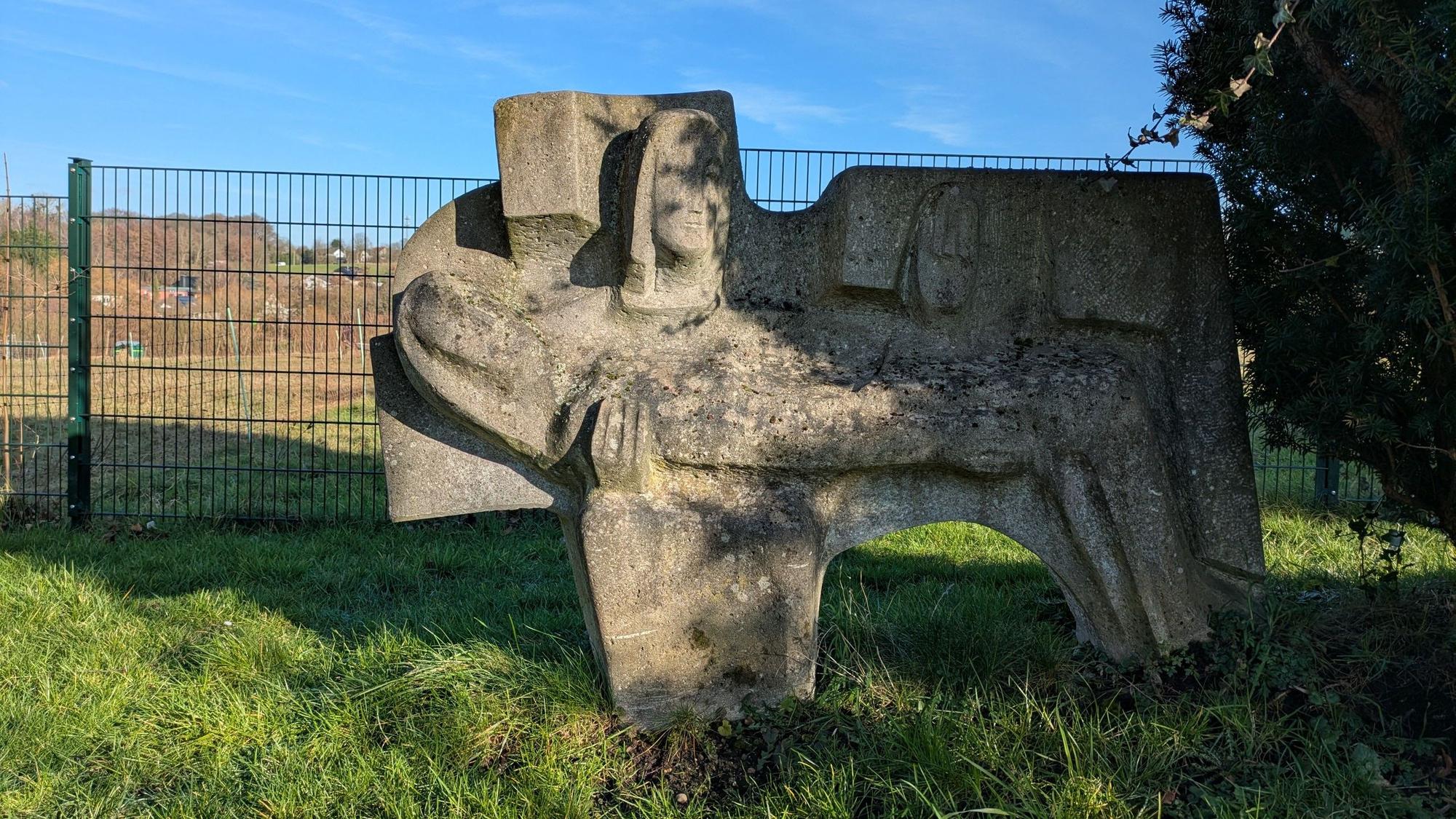 Diese Skulptur steht am Rand des Friedhofs Lützenkirchen.