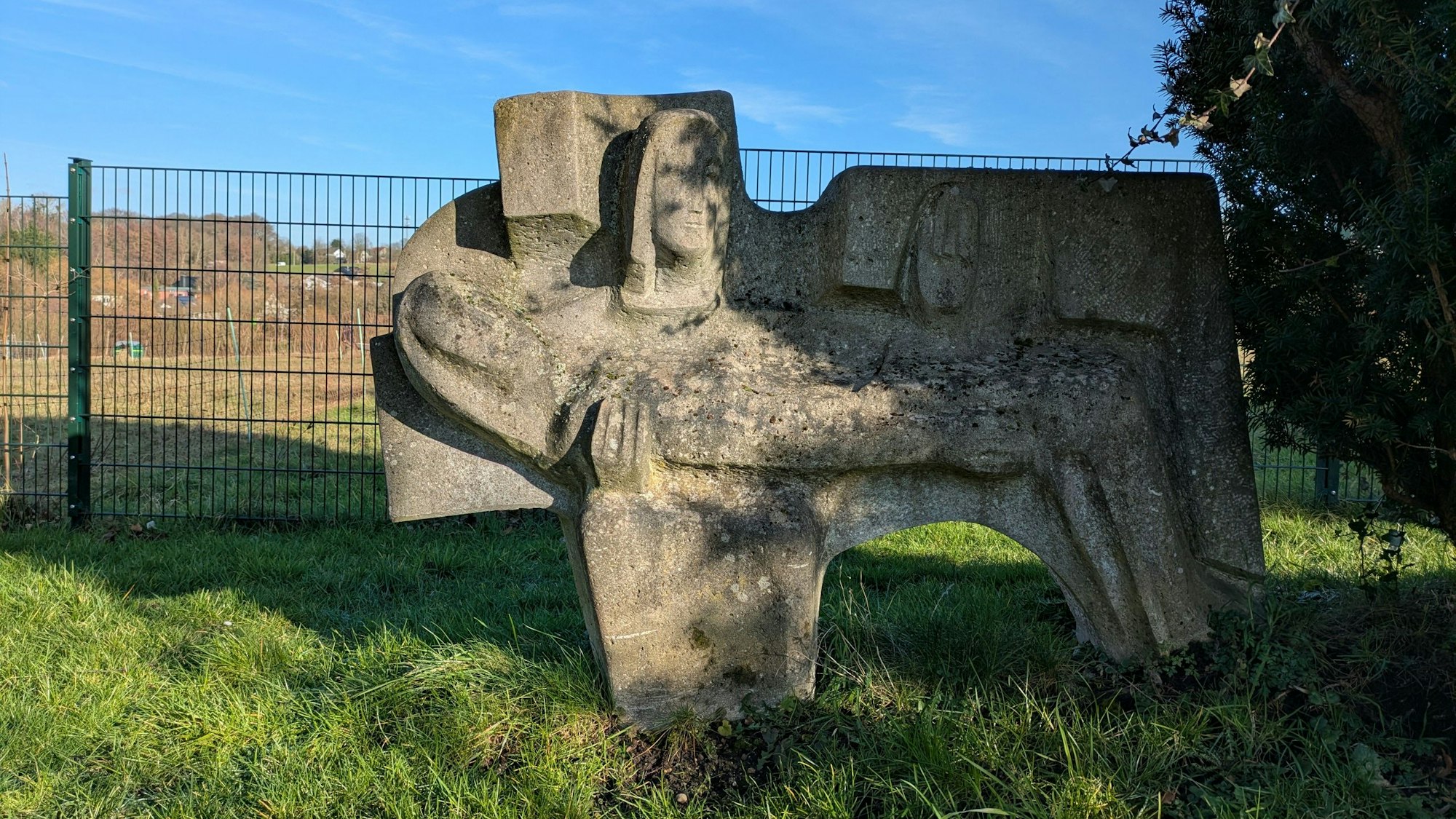 Diese Skulptur steht am Rand des Friedhofs Lützenkirchen.