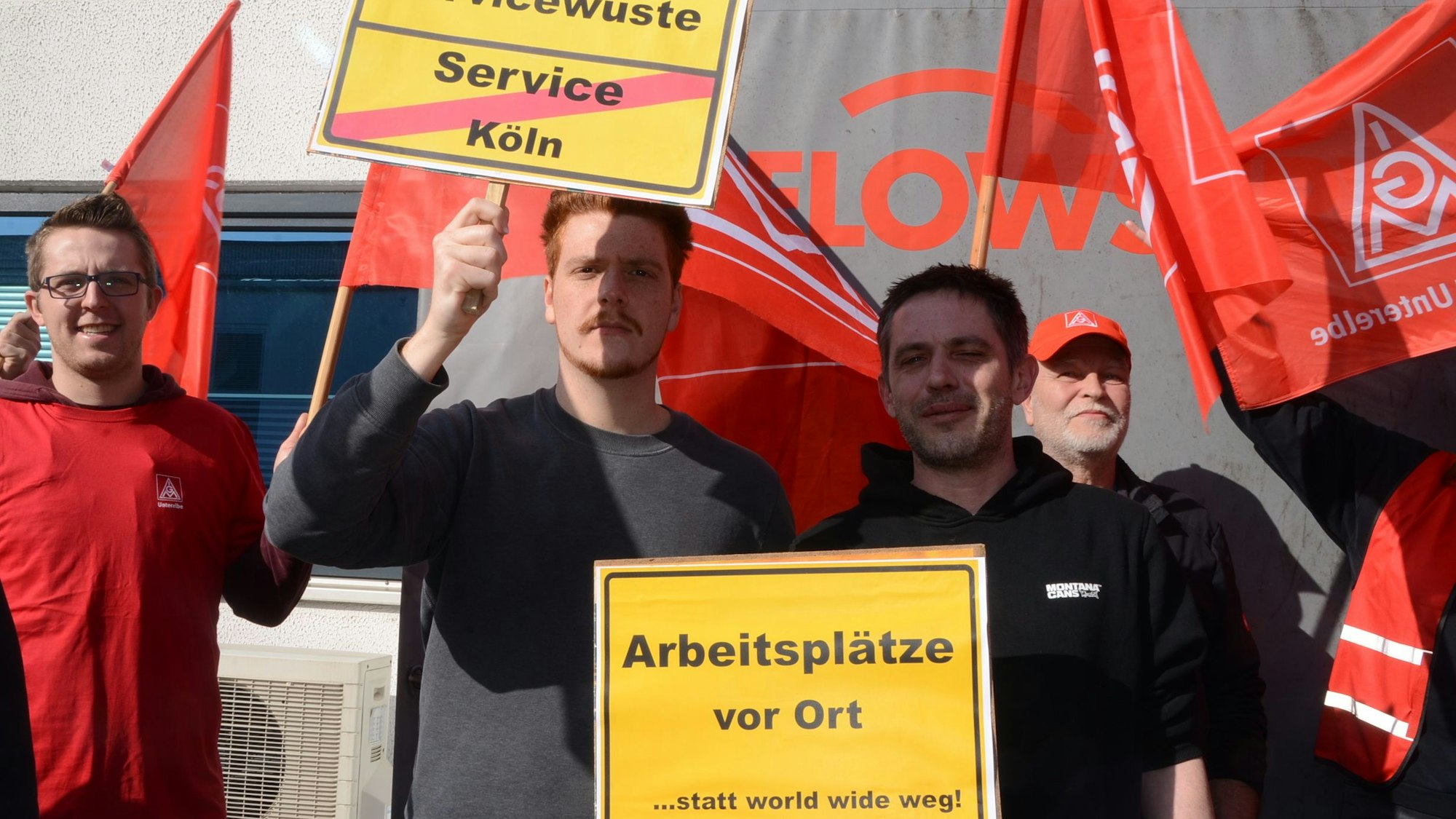 Die Beschäftigten von Flowserve Sihi am Standort Troisdorf protestieren gegen die Schließung. Unterstützung kam am Freitag, 27.2., von Kollegen aus Itzehoe