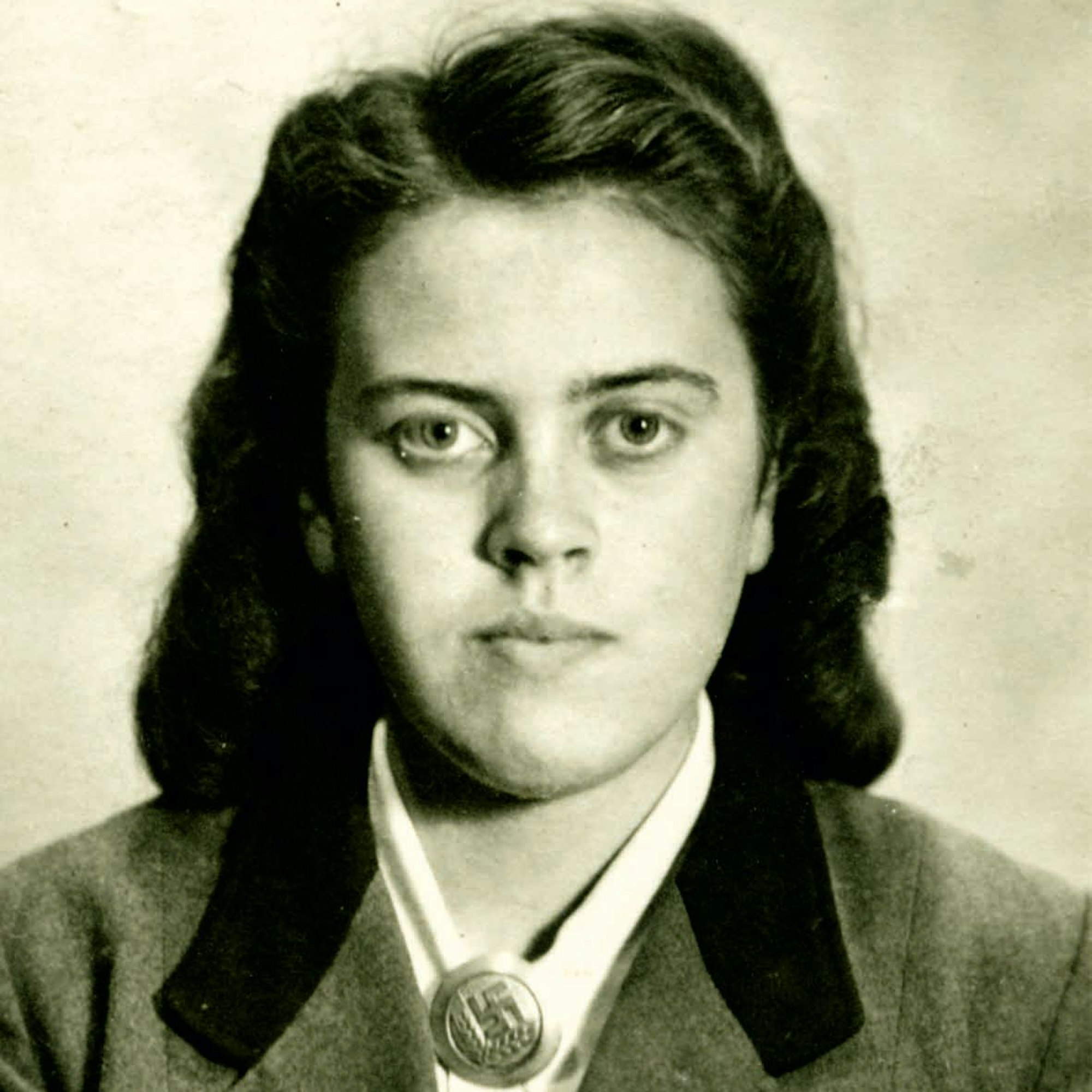 Eine junge Frau auf einem Foto in Schwarz-Weiß.