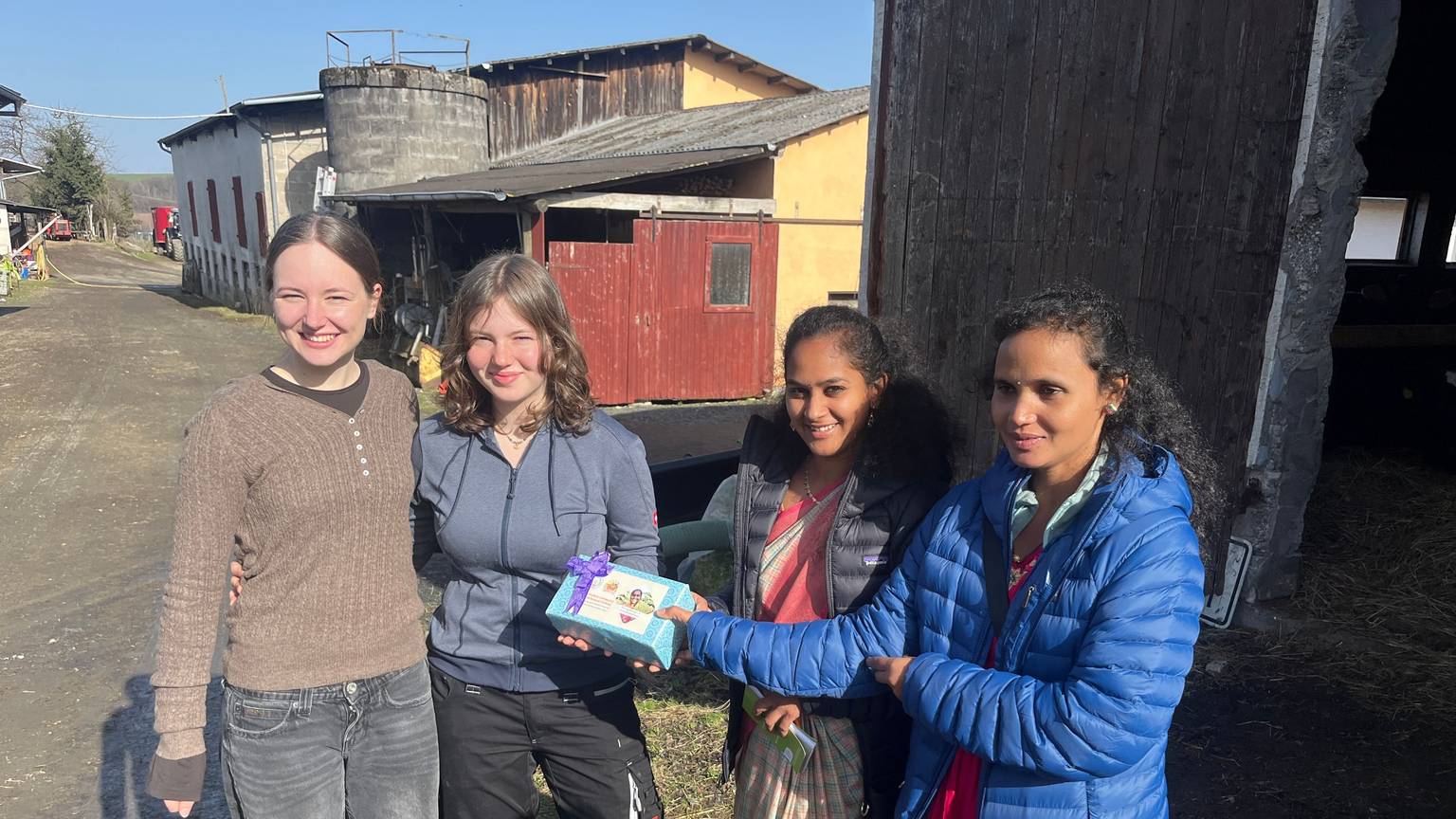 Zwei indische Bäuerinnen besuchten vor der internationalen Konferenz von „Weltacker International“ den Hanfer Hof. Paula Fehling (2.v.l.) führte sie mit ihrer Schwester Luisa durch den Betrieb.