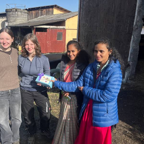Zwei indische Bäuerinnen besuchten vor der internationalen Konferenz von „Weltacker International“ den Hanfer Hof. Paula Fehling (2.v.l.) führte sie mit ihrer Schwester Luisa durch den Betrieb.