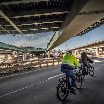 Die Hochstraße A (ehemals die Autobahn 1) in der Dhünnaue wird abgebrochen. Bild: Ralf Krieger