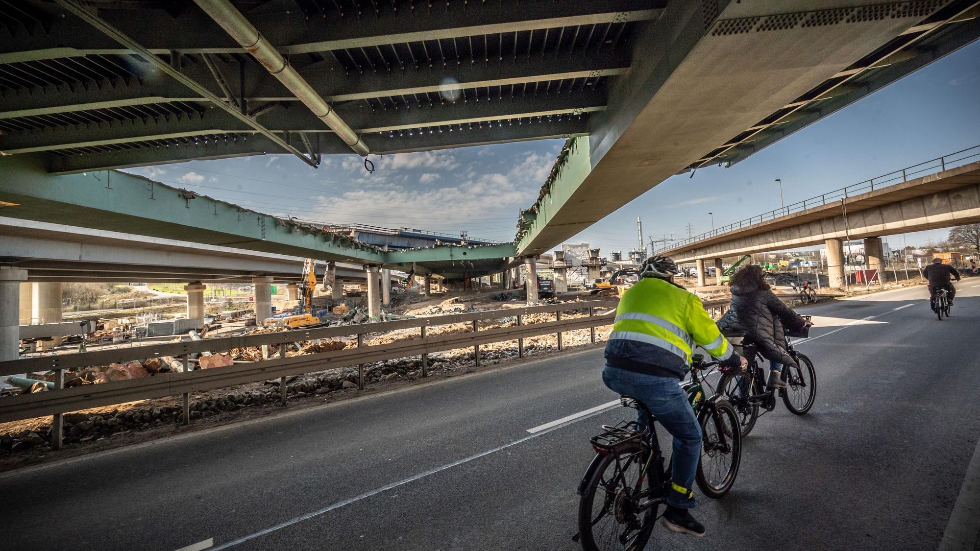 Die Hochstraße A (ehemals die Autobahn 1) in der Dhünnaue wird abgebrochen. Bild: Ralf Krieger