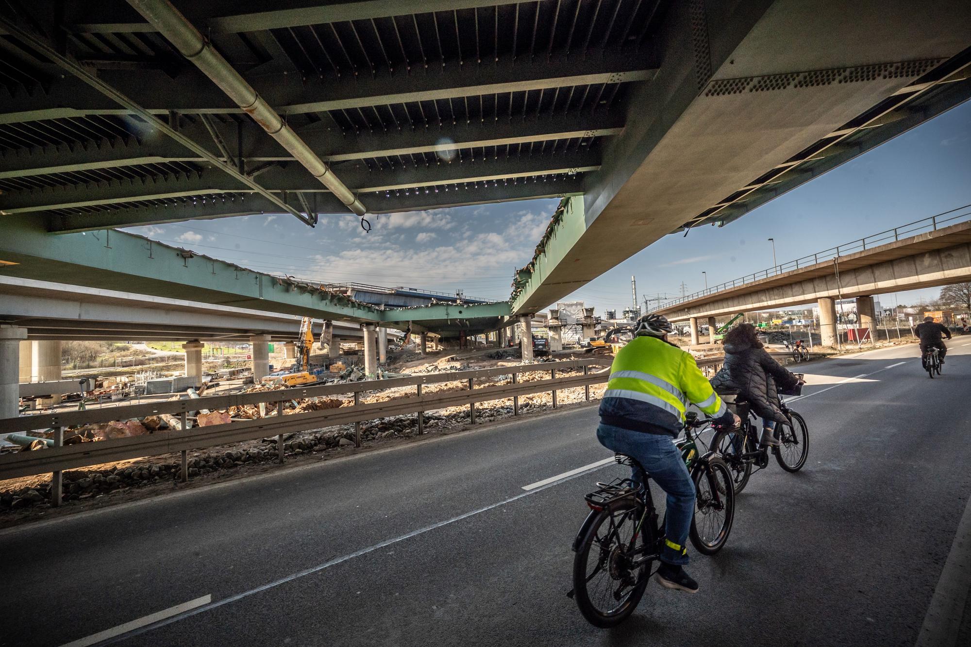 Die Hochstraße A (ehemals die Autobahn 1) in der Dhünnaue wird abgebrochen. Bild: Ralf Krieger