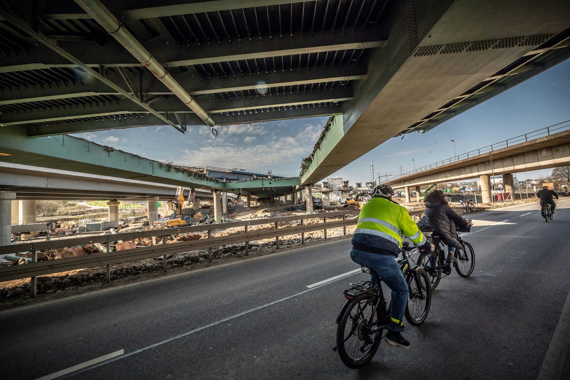 Die Hochstraße A (ehemals die Autobahn 1) in der Dhünnaue wird abgebrochen. Bild: Ralf Krieger