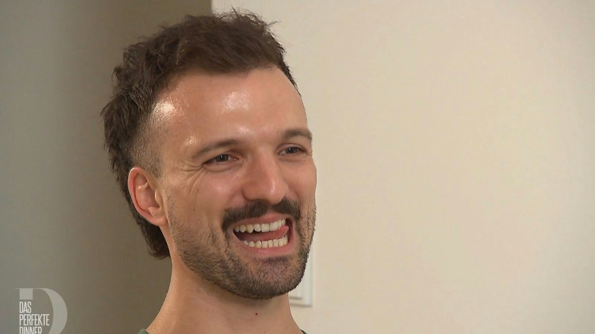 „Ich finde mich witzig“: Lukas (32) ist ein Spaßvogel (Bild: RTL)