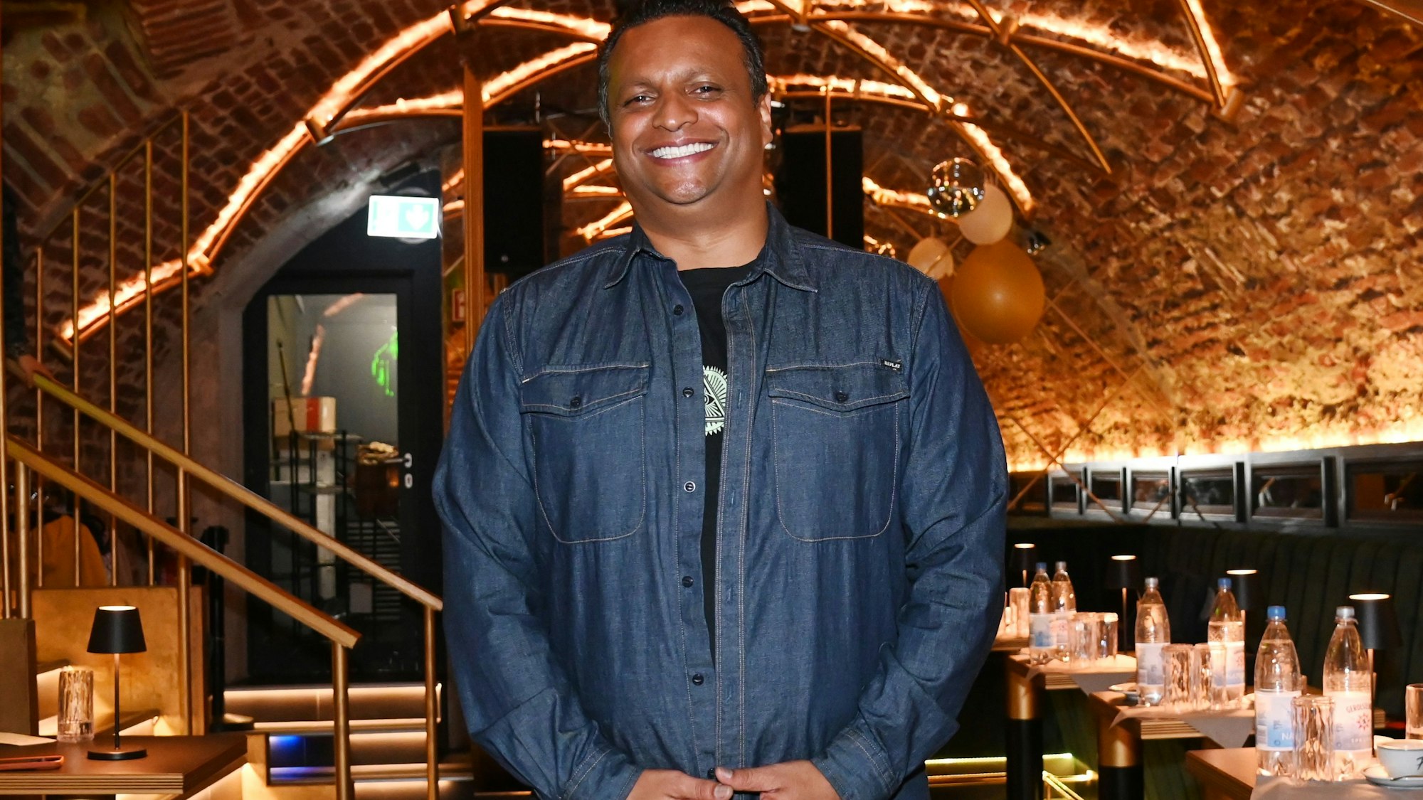 27.02.2026 Köln. Tom Thomas, Betreiber der Diskothek Bootshaus erzählt über sein Leben zwischen Gastronomie, Mode, Events. Foto: Alexander Schwaiger