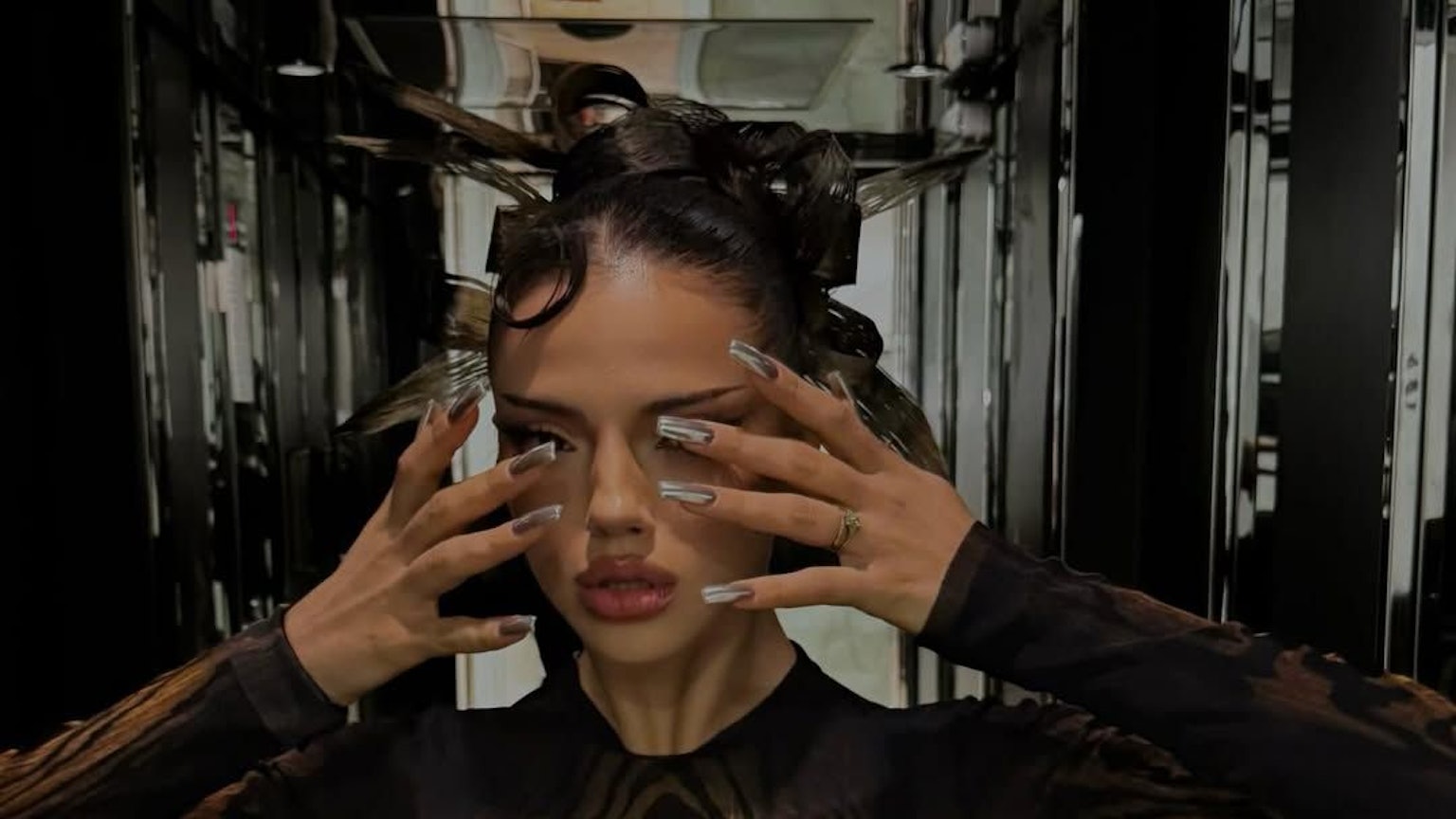 Pop-Prinzessin Dara hält sich die Augen zu.