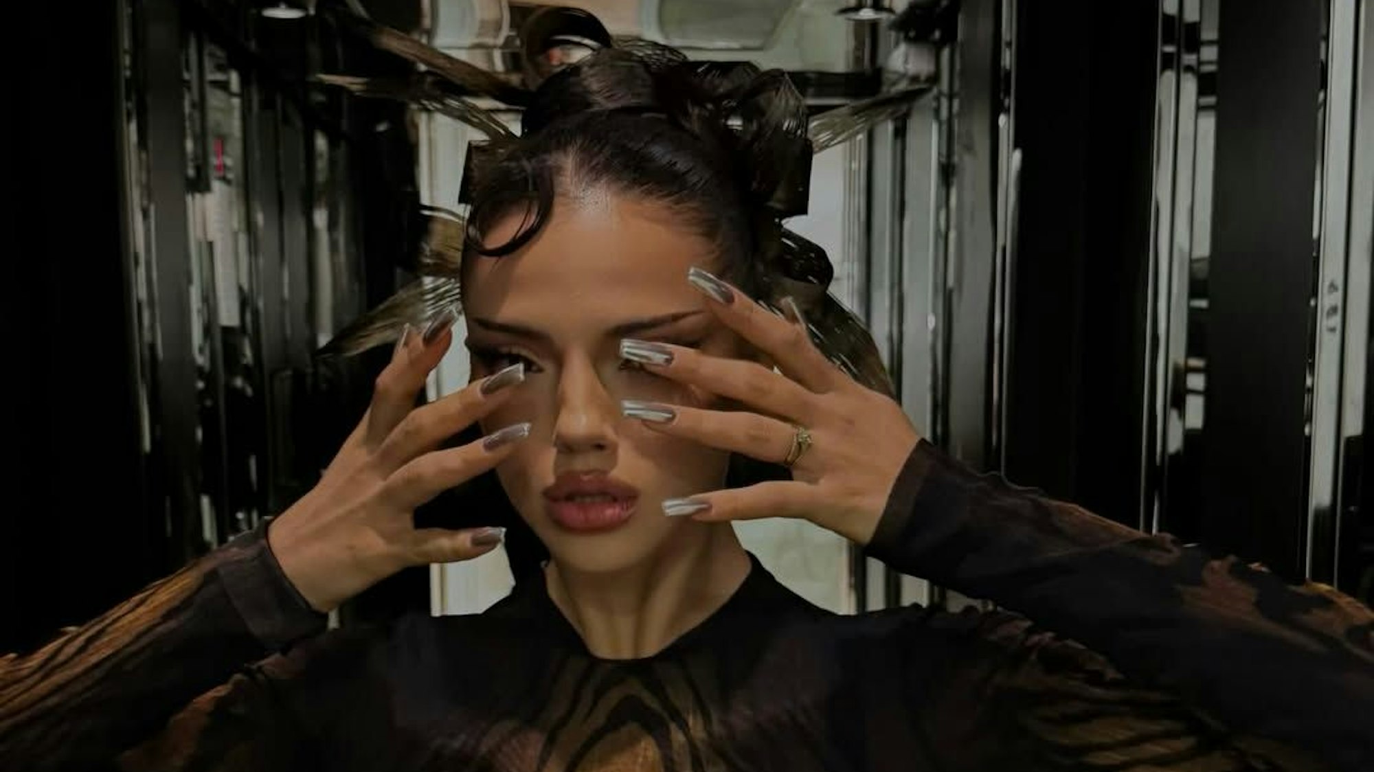 Pop-Prinzessin Dara hält sich die Augen zu.