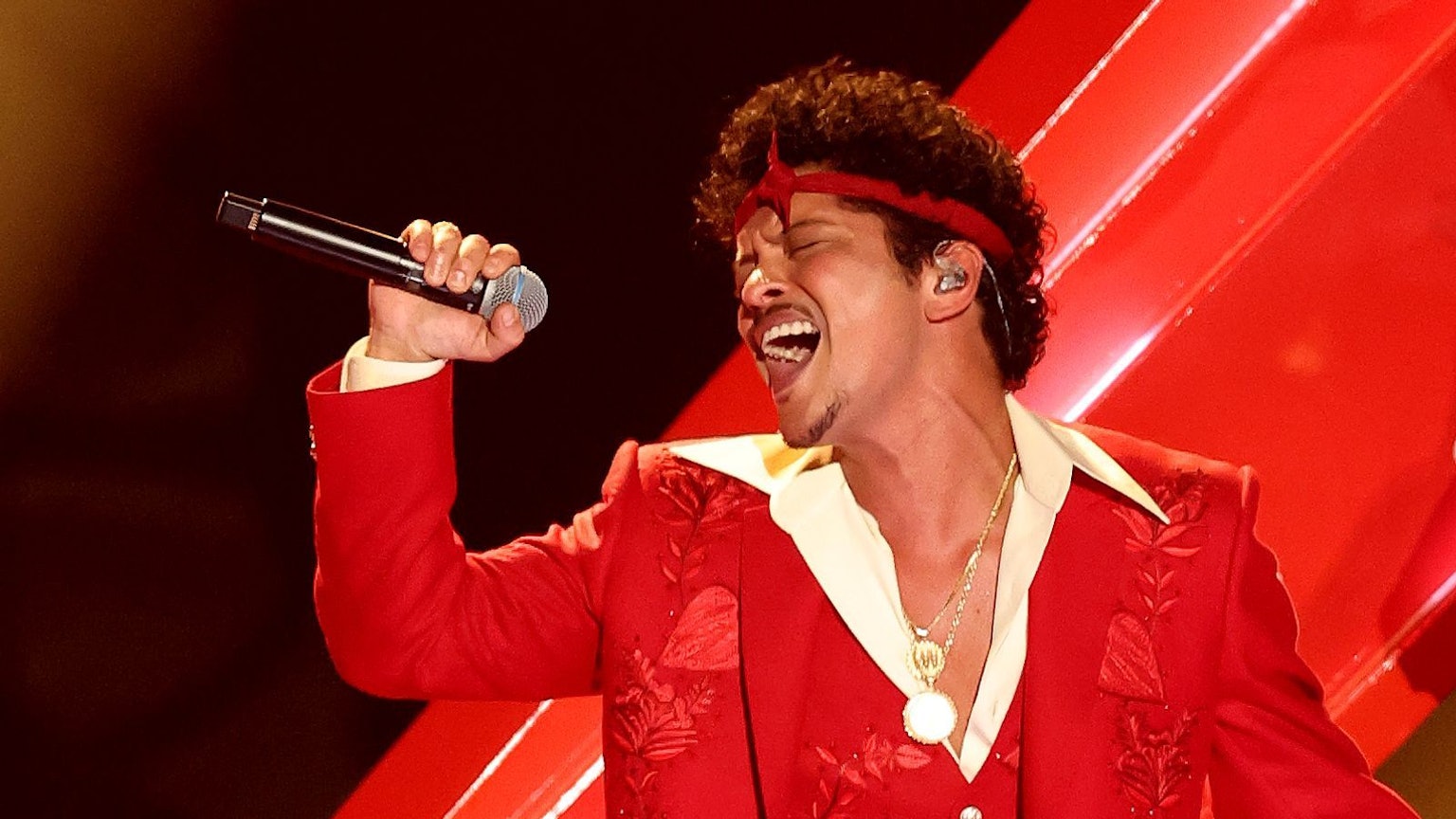 Bruno Mars erfindet den Schmusepop mit „The Romantic“ nicht neu, aber so sexy wie der Hawaiianer spielte ihn in den letzten Jahren kein anderer Mainstream-Künstler. (Bild: Getty Images/Frazer Harrison)