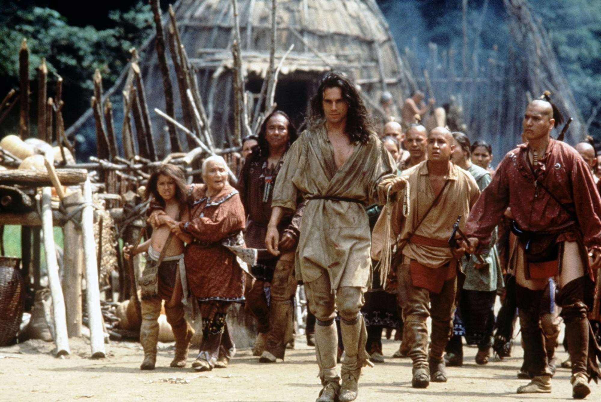 Hawkeye (Daniel Day-Lewis, Mitte) ist fest entschlossen, zwei englische Offizierstöchter vor einem rachsüchtigen Huronen-Krieger zu retten. (Bild: ZDF / Frank Connor)