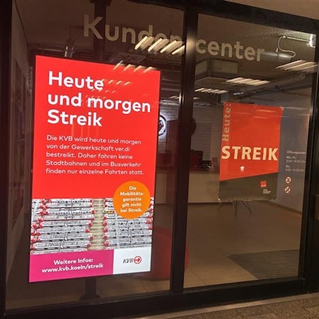Auch die Kundencenter der KVB sind geschlossen. Die Gewerkschaft Verdi hat die Beschäftigten zu einem 48-stündigen Warnstreik aufgerufen.