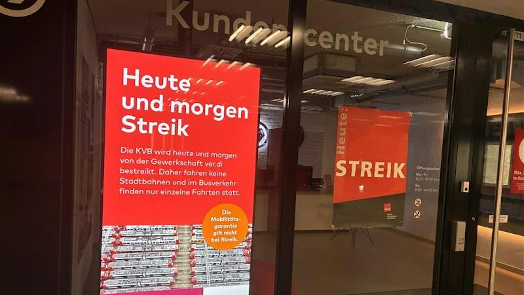 Auch die Kundencenter der KVB sind geschlossen. Die Gewerkschaft Verdi hat die Beschäftigten zu einem 48-stündigen Warnstreik aufgerufen.