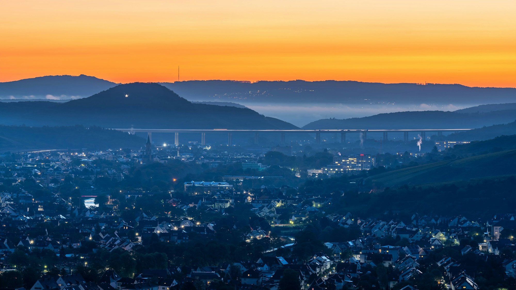 Blick auf das Ahrtal und Bad Neuenahr (Archivfoto).