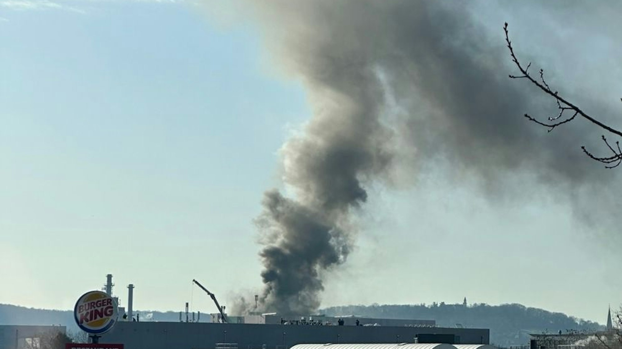 Feuerwehreinsatz bei einem Brand in der Bonner Müllverbrennungsanlage.