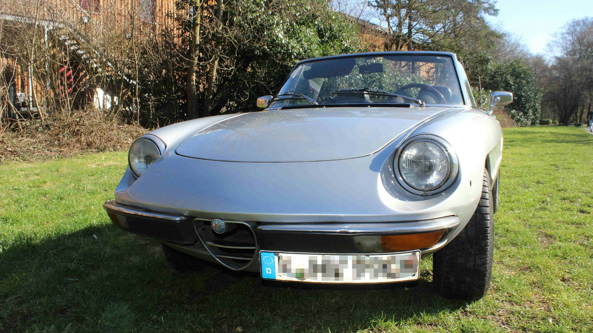 Das Bild zeigt den Alfa Romeo Spider von vorne.