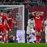 Eric Martel rauft sich die Haare.